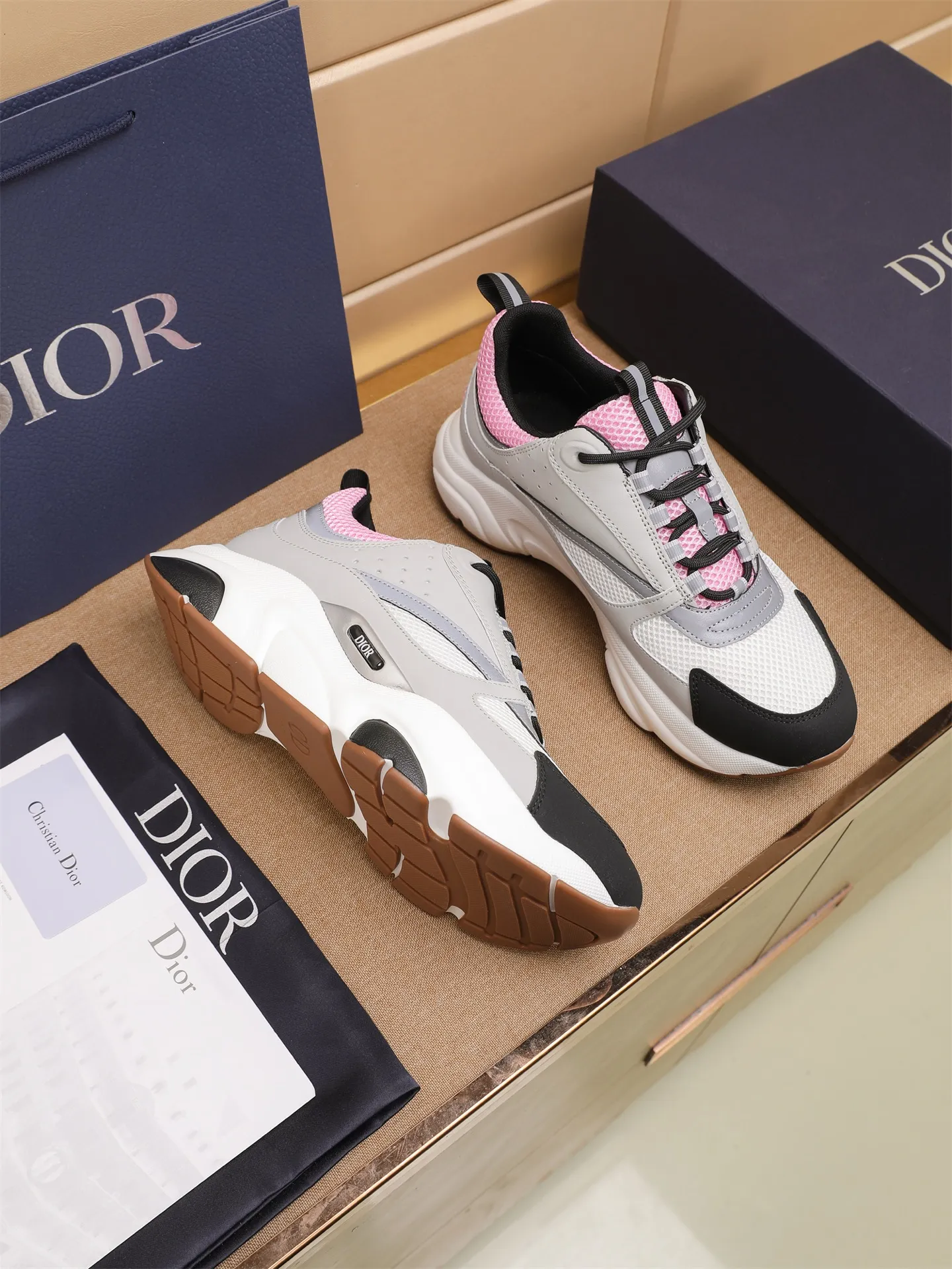 Factory price: 460💰Dior’s top version of D’s b22 men’s sports shoes. Inspired by retro running styles, the chunky low-top silhouette features gray calf leather and blue and white mesh fabric uppers, atop a black, white and blue engraved rubber sole. Nylon ribbon accents the blue mesh tongue and heel counter, and a "dio~" logo appears on the side. Pair it with a suit for a striking contrast and add a sportswear-chic edge to your look. The thick sole can be about 4cm~ Size: 38-45, [46, 47 customized]